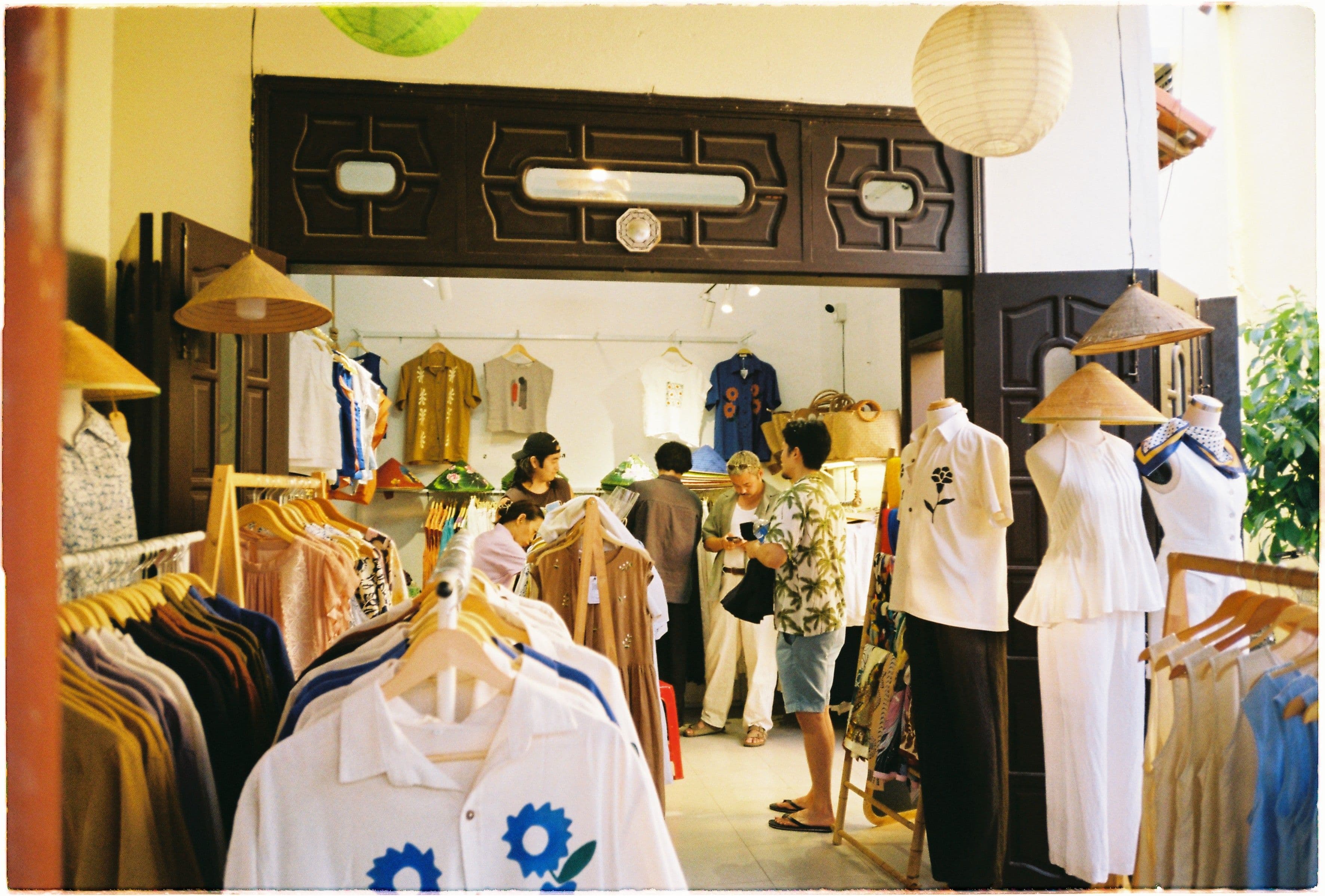 hoi an vietnam clothing store