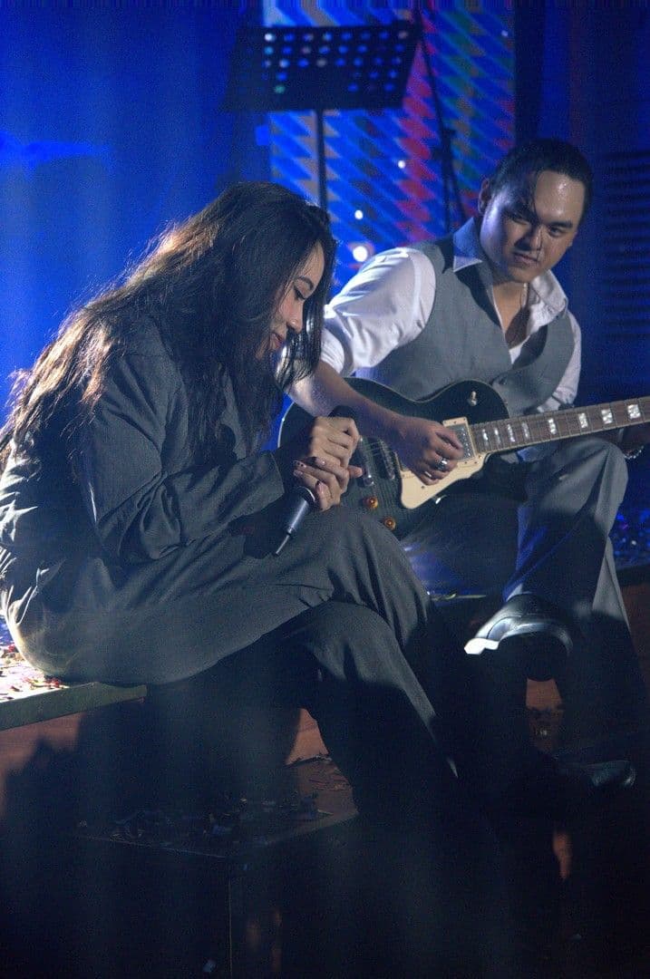 singing girl with guitarist saigon