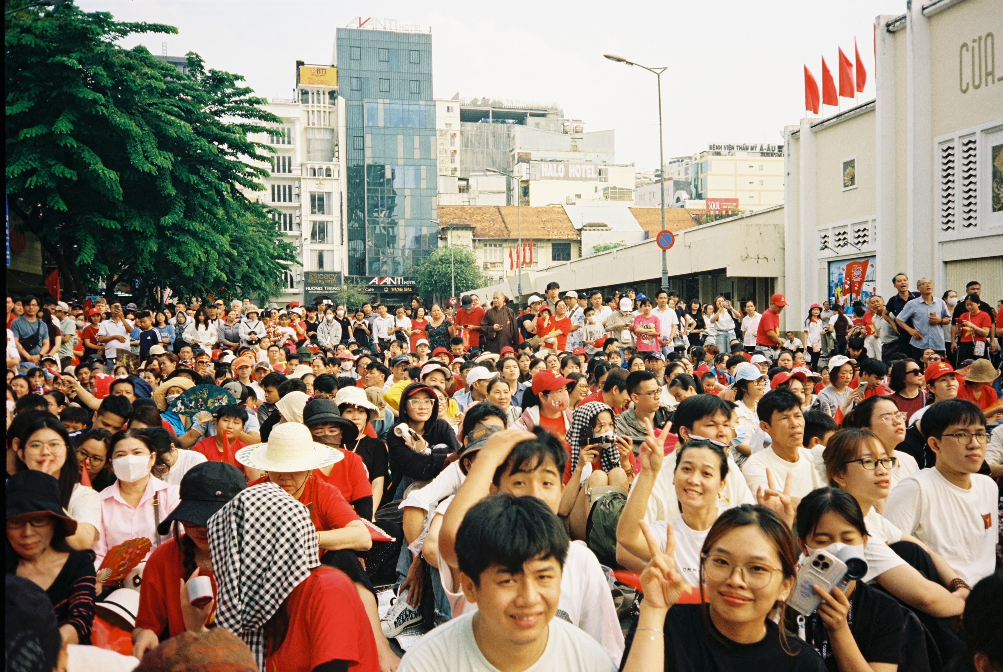ho chi minh crowd of people 