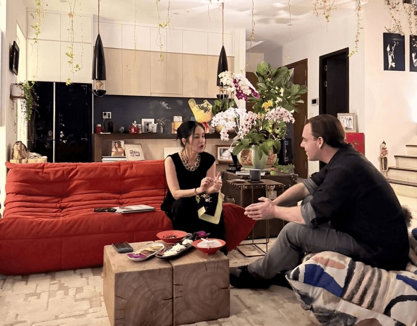 Michael interviewing Hồng Nhung