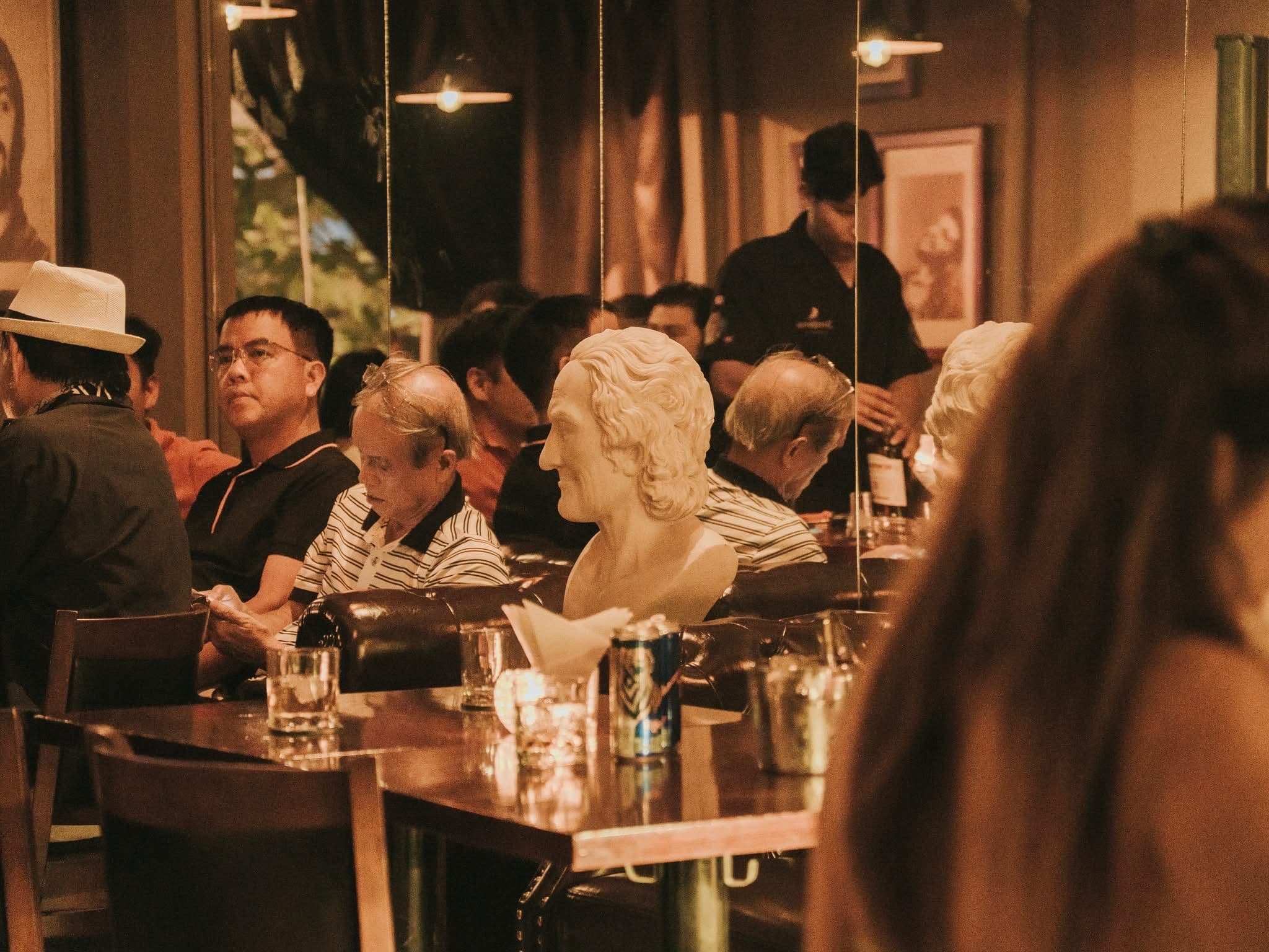 tailor bar saiogn vietnam nightlife