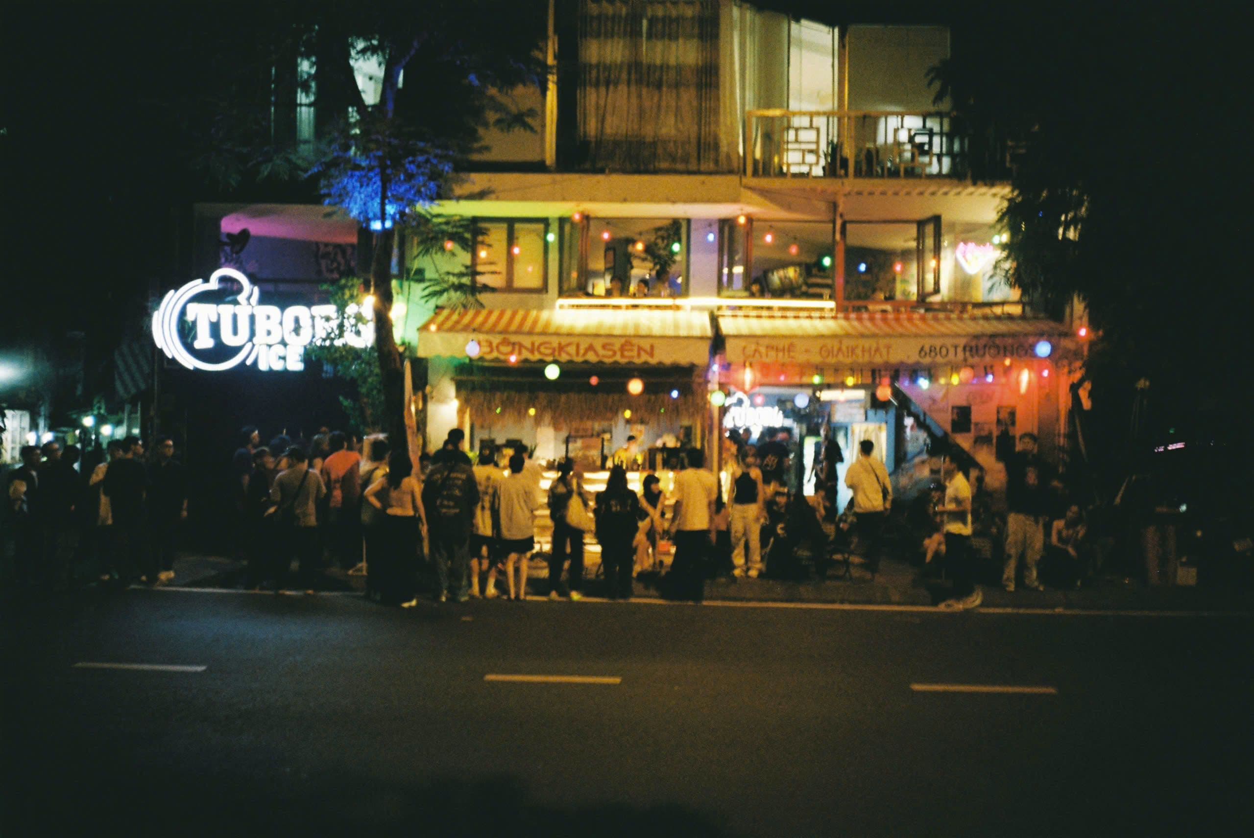 bong kia sen chill night saigon vietnam