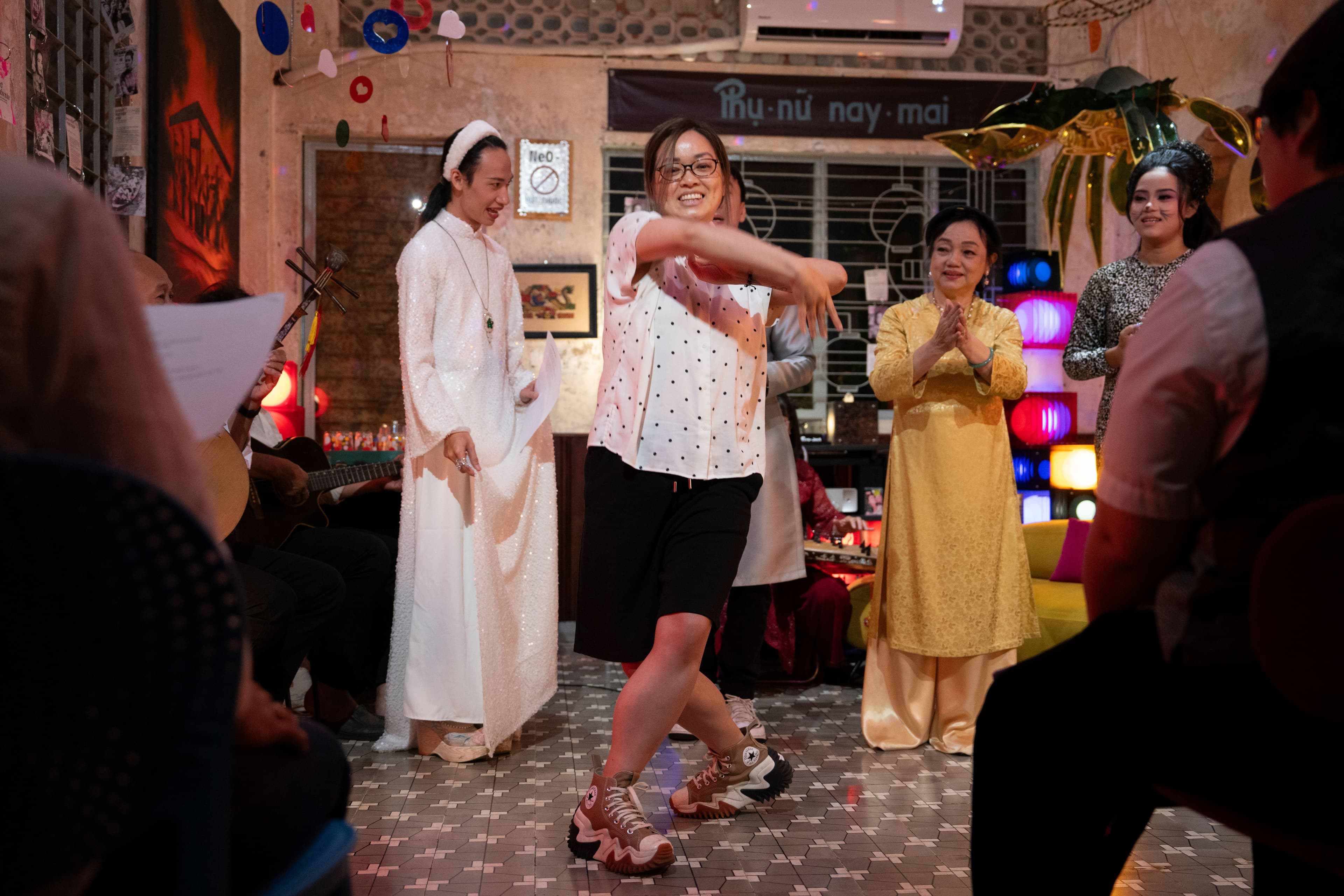 girl dancing saigon neo-